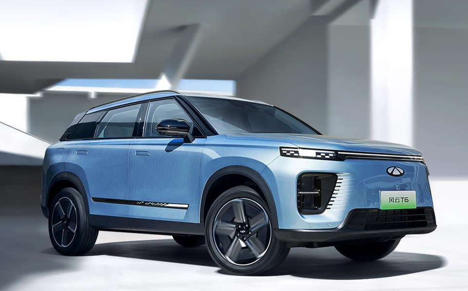 Blue Fulwin T6 SUV, facing right in the image. Background has geometric lines, and is probably computer-rendered.