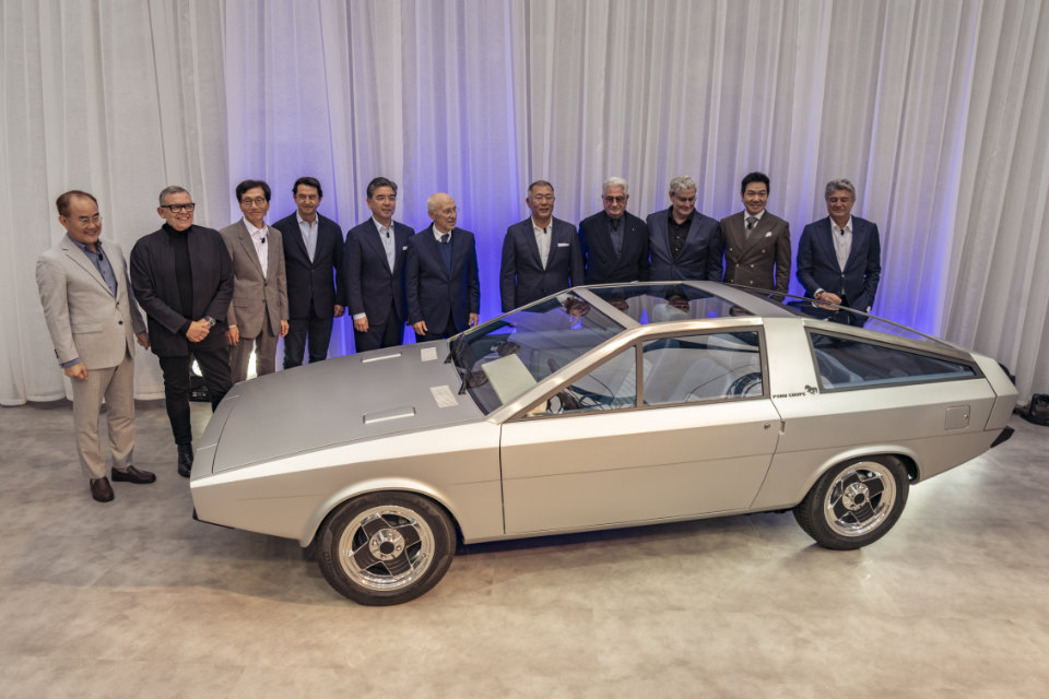 Representatives of GFG Style, notably Giorgetto and Fabrizio Giugiaro, with those from Hyundai, at the re-created Coupé Concept’s unveiling in Italy in May 2023.