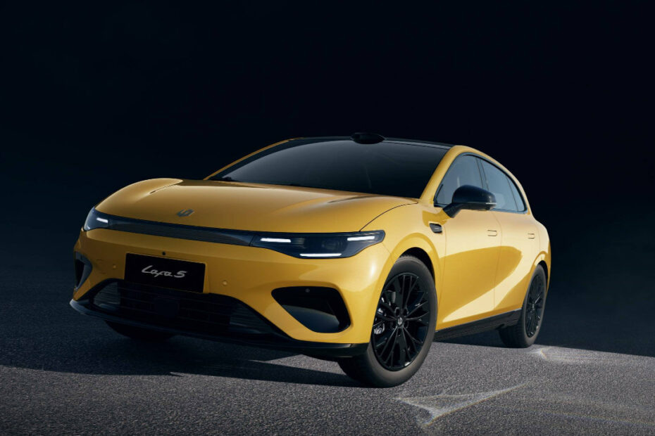 Leapmotor Lafa 5 in yellow, three-quarter view.