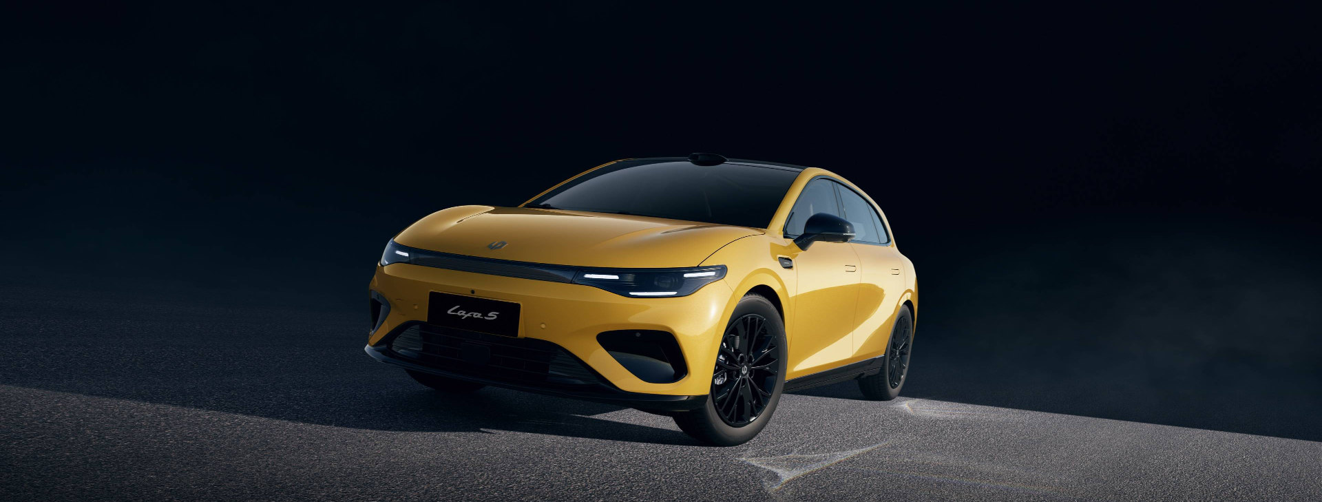 Leapmotor Lafa 5 in yellow, three-quarter view.