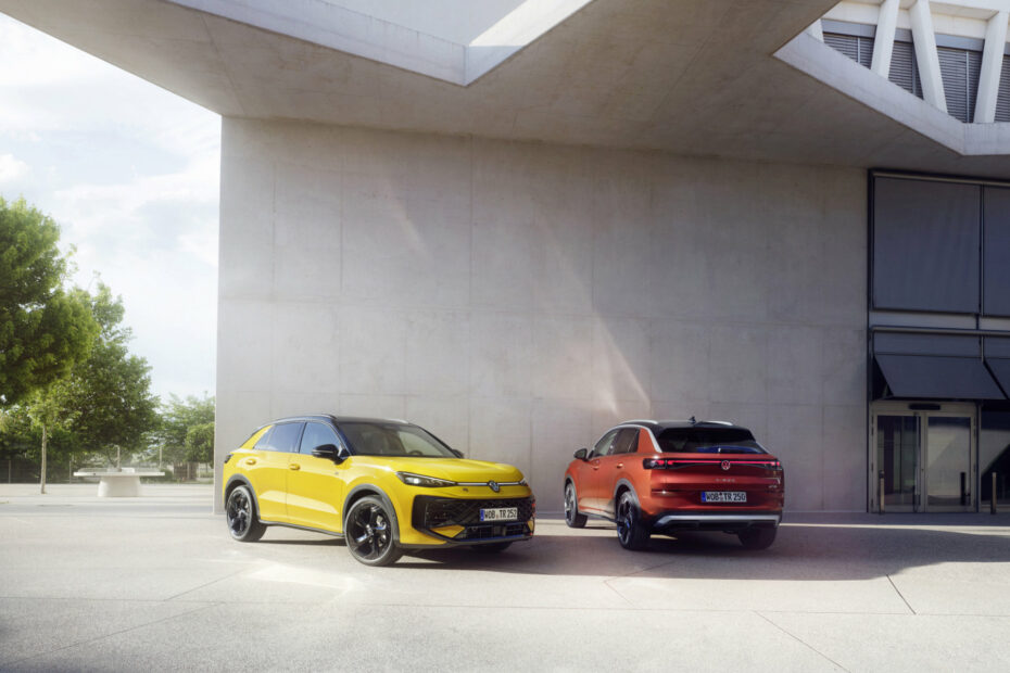A yellow and a red Volkswagen T-Roc in front of some modernist architecture.